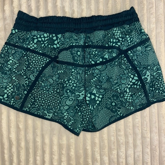 lululemon athletica Green Patterned Athletic Shorts Tracker Size 10 - Picture 6 of 7